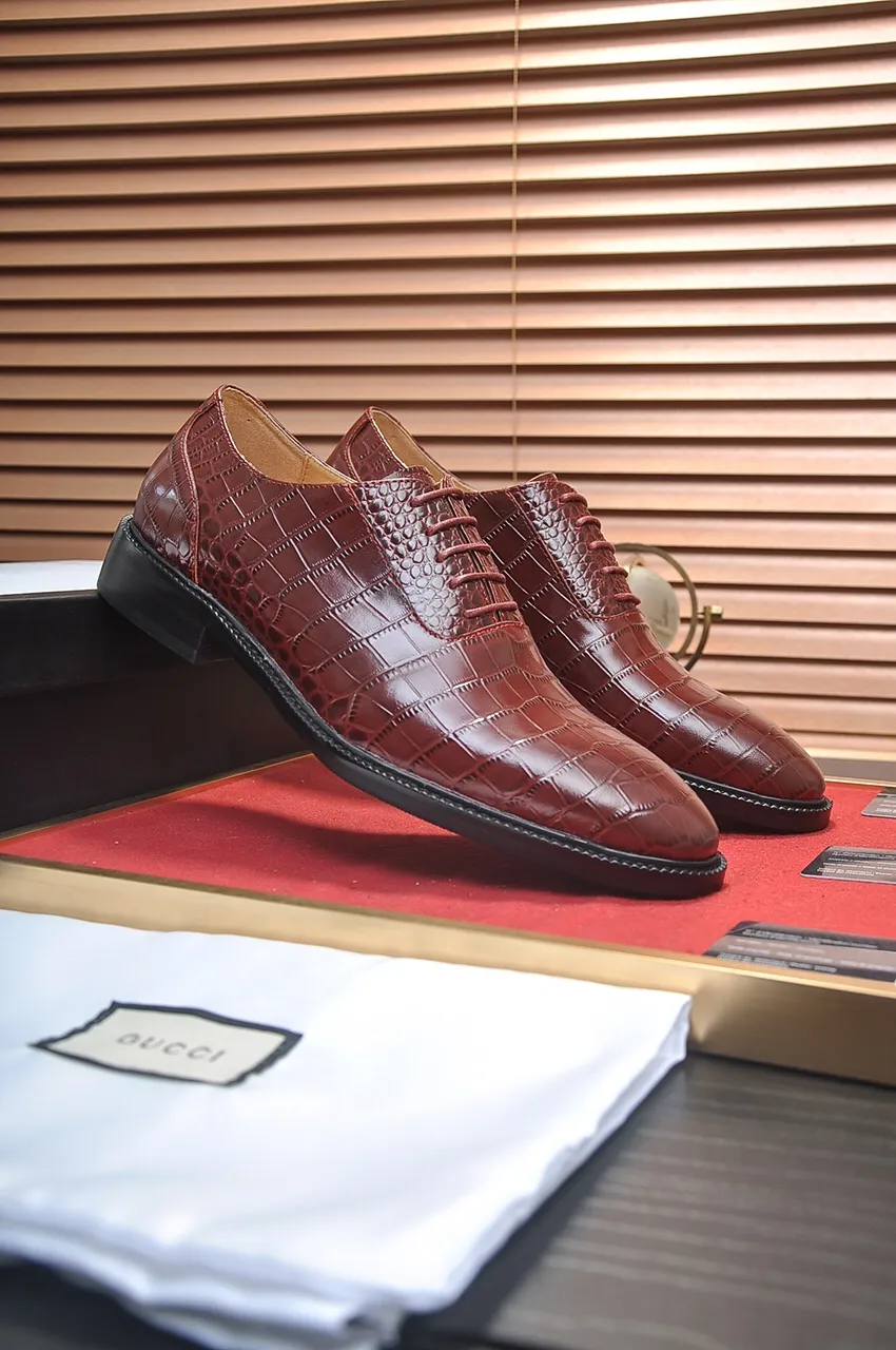 Men's shoes💰540💶Italy's top luxury men's shoe giant (GUCCI) (Gucci) (full cowhide lining) new arrival🍃Original European style🔰 Pleasant to the eye😍In order to make the shoes more durable and non-deformable🌀The production continues to follow traditional methods but there is still no lack of innovation💪Choose original sheepskin for the leather♻️ Smooth and natural And extra bright ⭐Made of imported cowhide, the first choice of rich people 38-45 (45 customized)